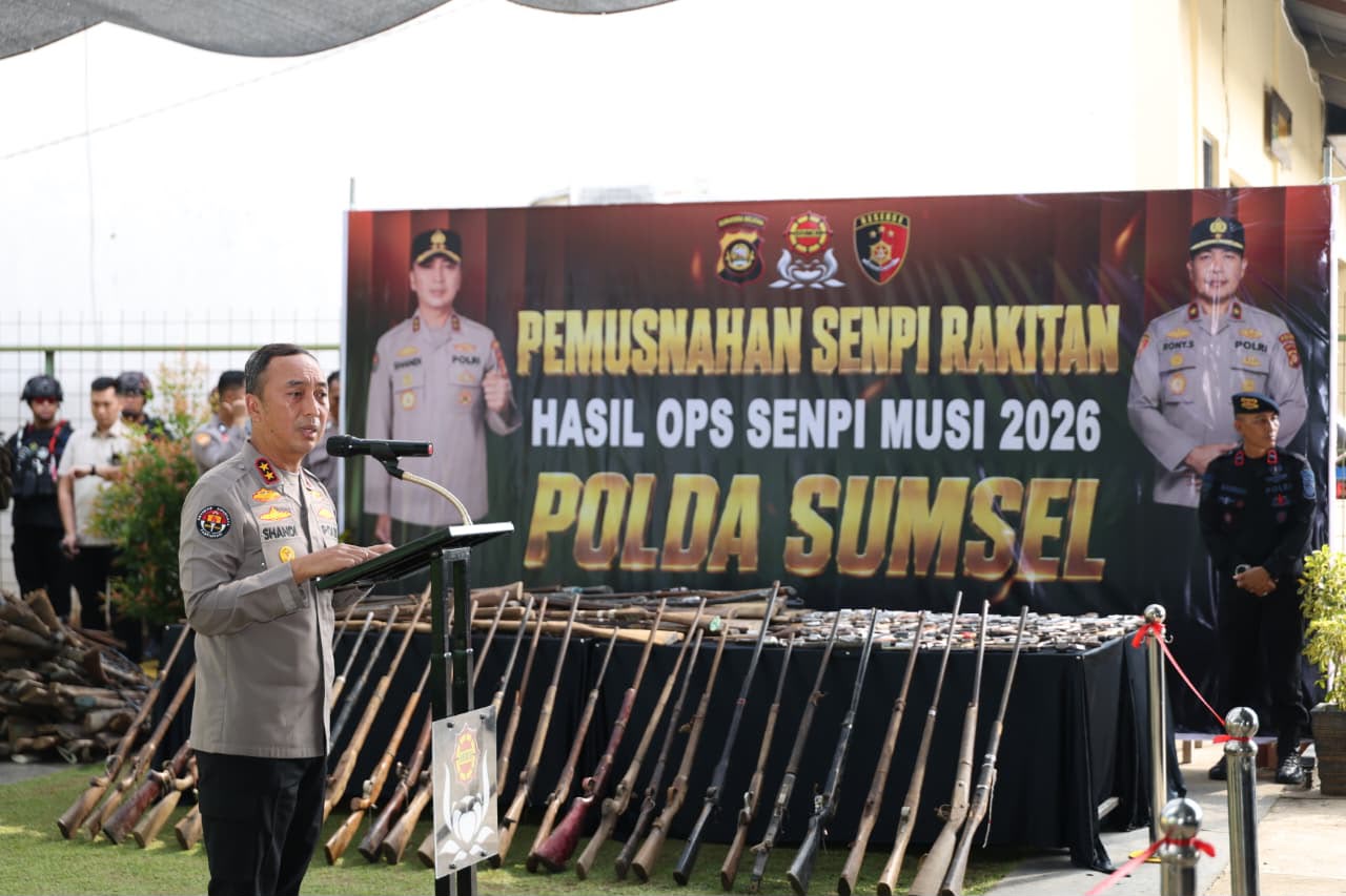 Kapolda Sumsel Irjen Pol Sandi Nugroho musnahkan senpi rakitan ilegal. (BeritaNasional/istimewa)