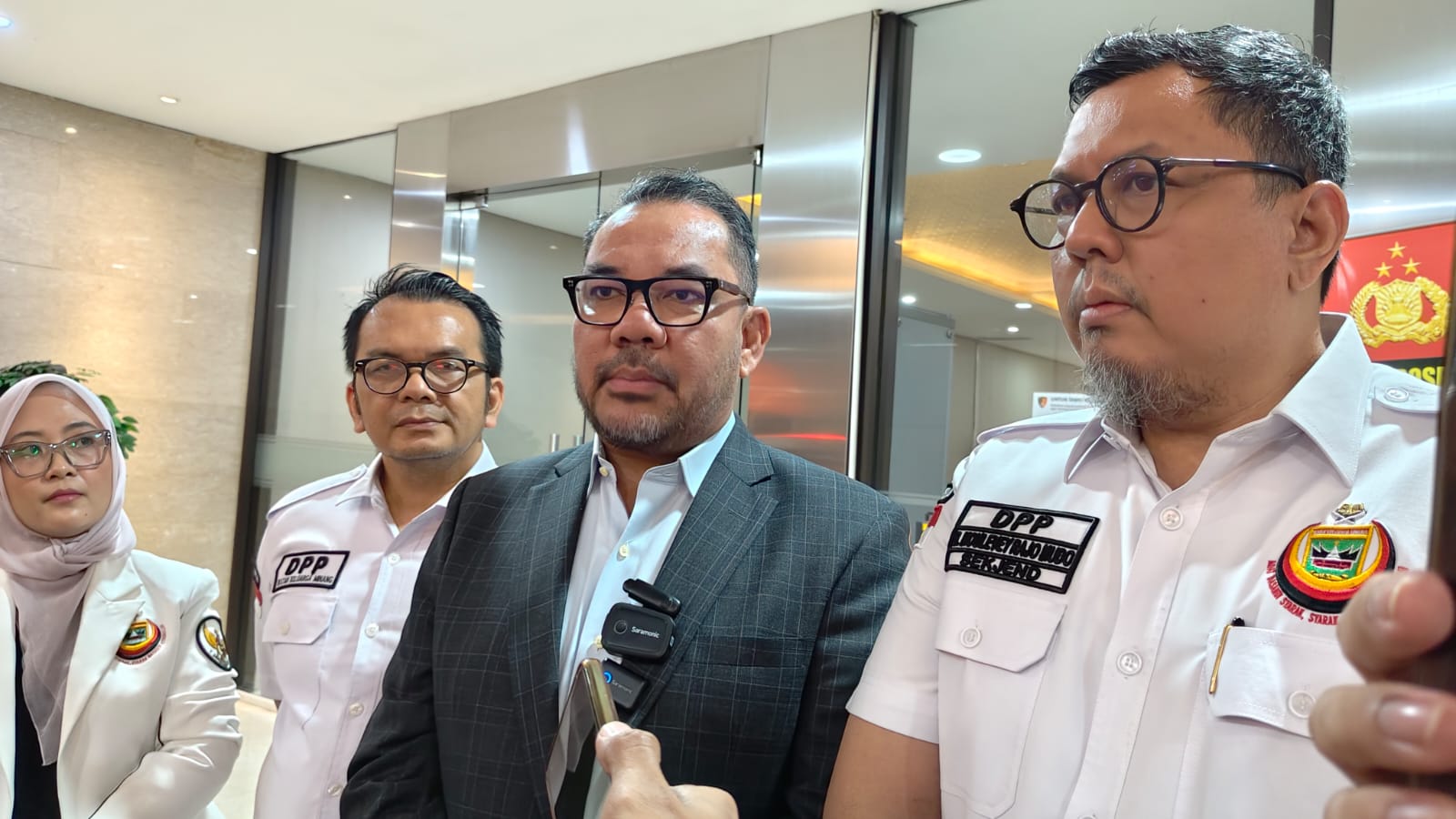 DPP Ikatan Keluarga Minangkabau usai menjalani pemeriksaan di Bareskrim Polri, Jakarta, Senin (6/7/2026). (BeritaNasional/Bachtiar)