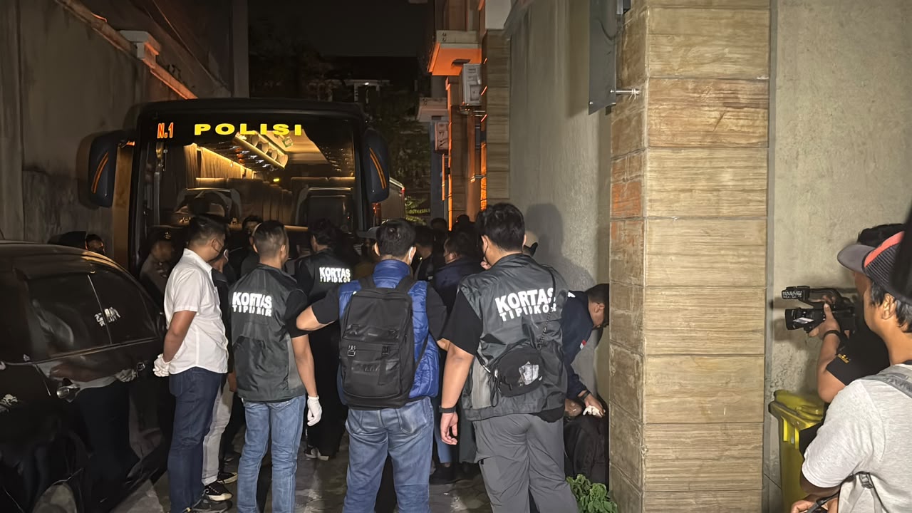 Kortas Tipidkor Polri menggeledah salah satu ruko di Cipete, Jaksel. (BeritaNasional/Bachtiarudin Alam)