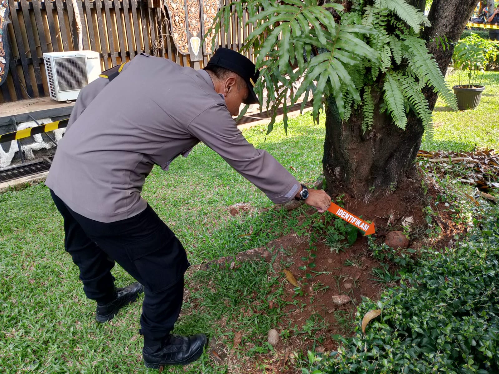 Evakuasi benda yang diduga mortir di area Anjungan Sumatera Barat, TMII, Jakarta Timur. (Foto/doc. Polri)