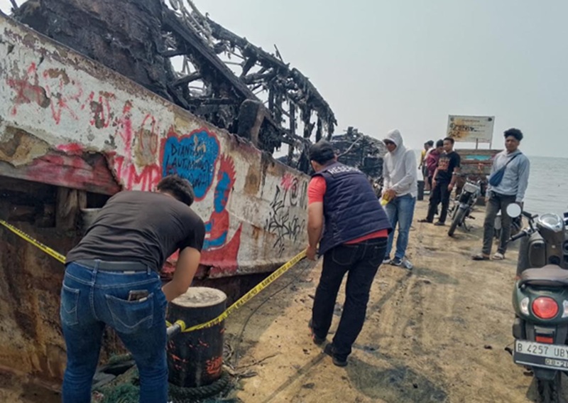 Kebakaran 3 kapal di Dermaga Kaliadem Muara Angke (Beritanasional/Bachtiar)