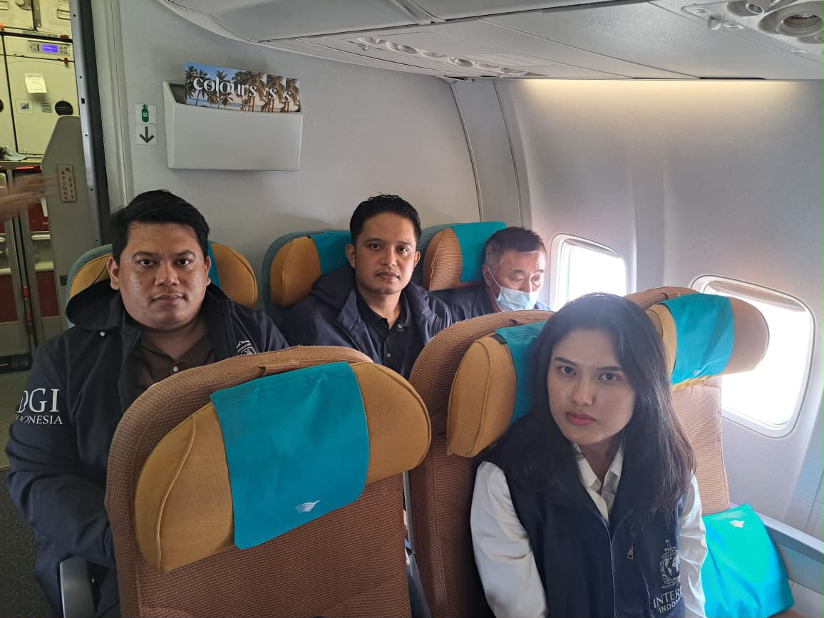 Serah terima buronan WNA Tiongkok dan WNI yang dilakukan NCB Interpol Polri. (BeritaNasional/NCB Interpol Polri)