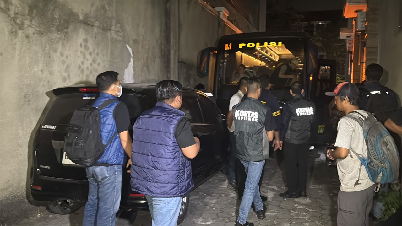 Kortas Tipidkor menggeledah salah satu ruko di Cipete, Jaksel. (BeritaNasional/Bachtiarudin)