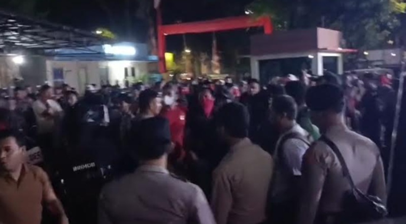 Massa datangi Polsek Menteng (Beritanasional/Bachtiar)