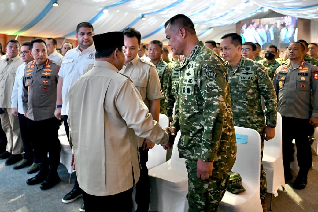 Presiden Prabowo Subianto menyaksikan secara langsung panen raya tebu di Lanud Abdulrachman Saleh, Kabupaten Malang. (Foto/Setpres)