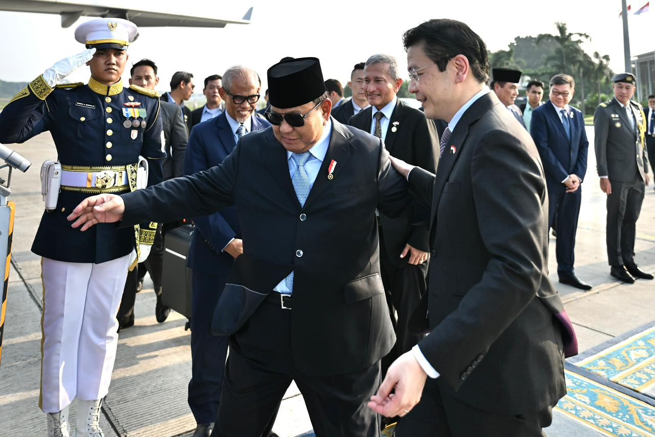 Presiden RI Prabowo Subianto mengantar kepulangan PM Singapura Lawrence Wong di Bandara Halim Perdanakusuma, Jakarta, Senin (6/7/2026). (BeritaNasional/BPMI Setpres)