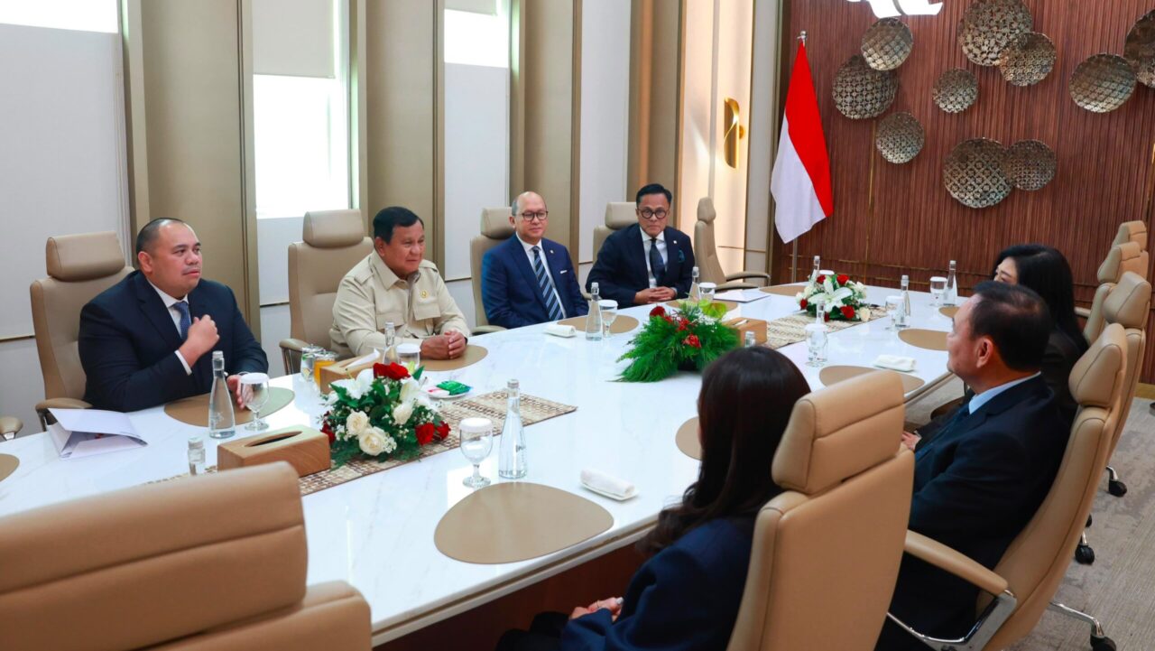 Presiden Indonesia Prabowo Subianto (dua dari kiri) bertemu dengan tiga mantan PM Thailand di Gedung Danantara. (Foto/Setpres)