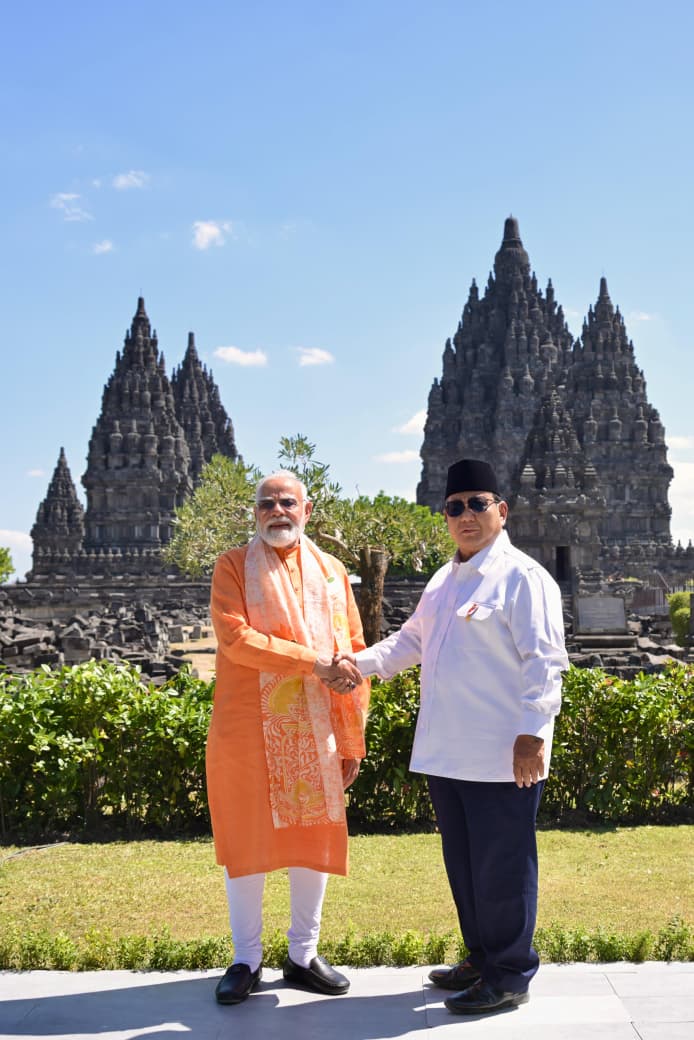 Presiden RI Prabowo Subianto (kanan) dan PM India Narendra Modi (kiri) di Candi Prambanan, Yogyakarta, Rabu (8/7/2026). (BeritaNasional/YT Setpres)