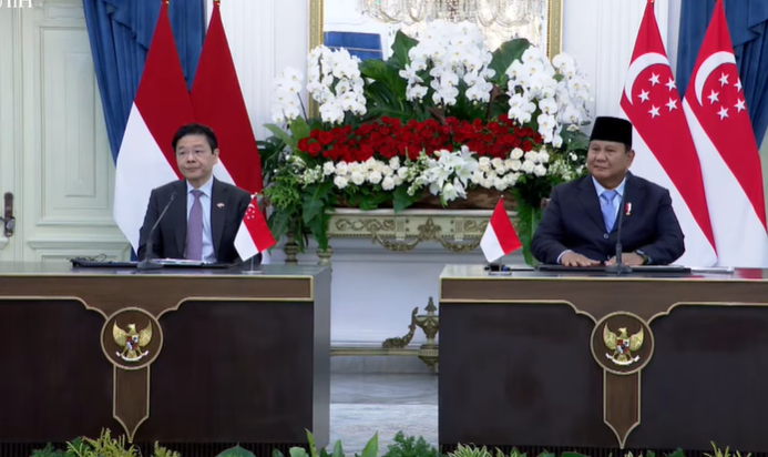 Presiden RI Prabowo Subianto (kanan) dengan PM Singapura Lawrence Wong (kanan) dalam konpers bersama di Istana Negara, Jakarta, Senin (6/7/2026). (BeritaNasional/YT Setpres)
