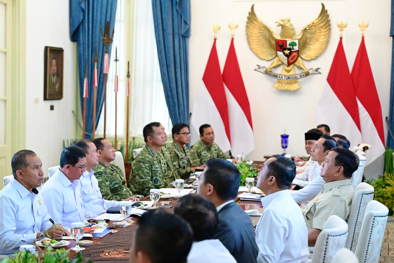 Presiden Prabowo Subianto gelar rapat terbatas dengan jajaran Kabinet Merah Putih di Istana Merdeka, Jakarta, Selasa (28/7/2026). (BeritaNasional/BPMI Setpres)