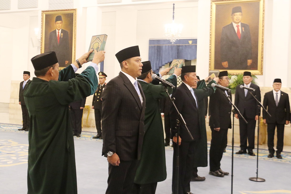 Presiden Prabowo Subianto resmi melantik Wakil Menteri Pertanian (Wamentan) Sudaryono sebagai Kepala Badan Gizi Nasional (BGN). (BeritaNasional/Oke Atmaja)