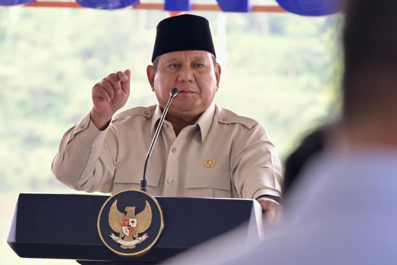 Presiden Prabowo Subianto saat meresmikan bendungan di Bendungan Meninting, Kabupaten Lombok Barat, Jumat (10/7/2026). (Foto/Setpres)