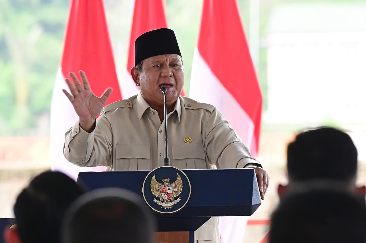 Presiden Prabowo Subianto saat meresmikan lima bendungan di Bendungan Meninting, Kabupaten Lombok Barat, Jumat (10/7/2026). (Foto/Setpres)