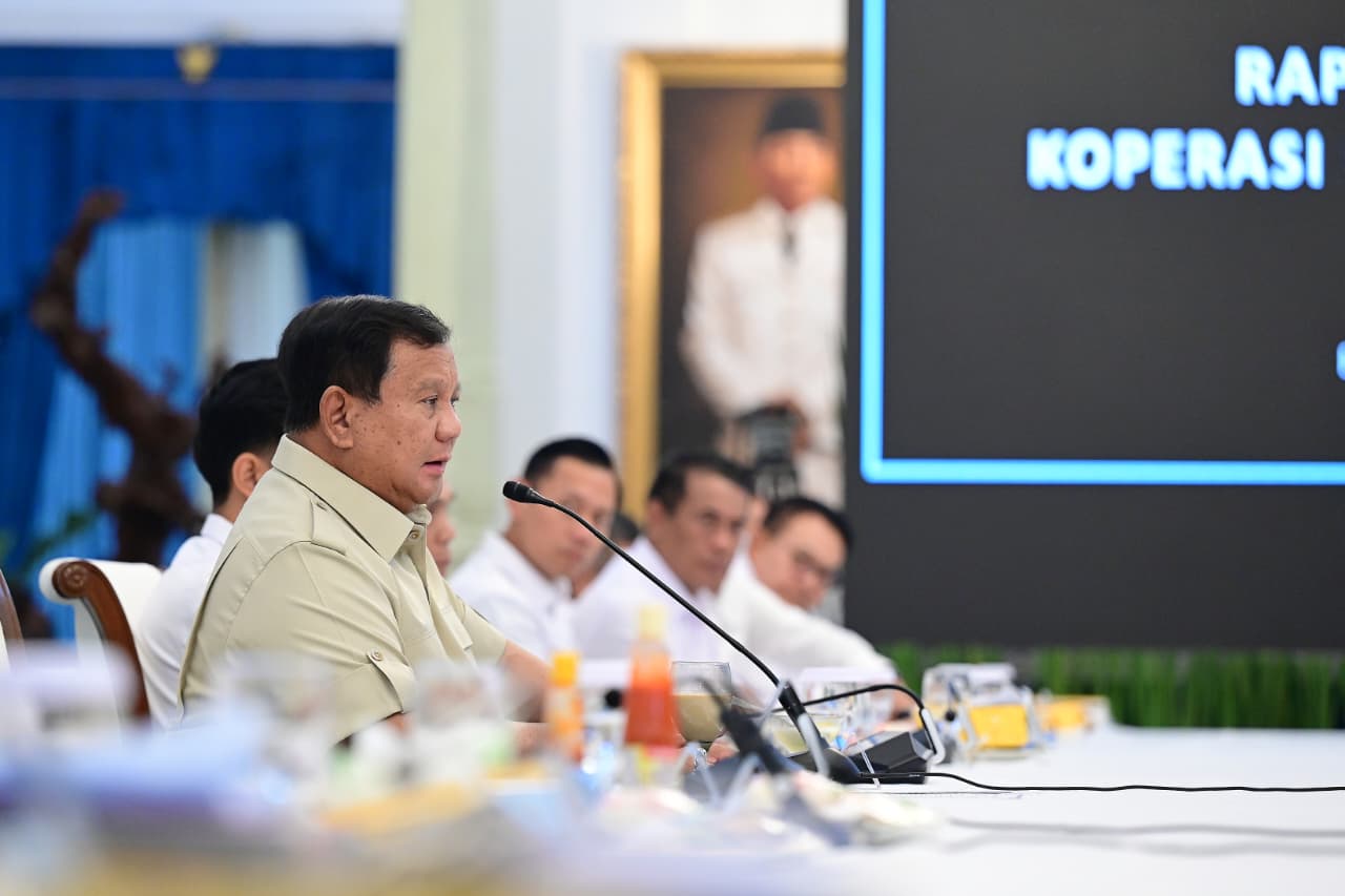 Presiden Prabowo Subianto memimpin rapat terbatas bersama sejumlah menteri Kabinet Merah Putih di Istana Kepresidenan Jakarta. (Foto/BPMI)