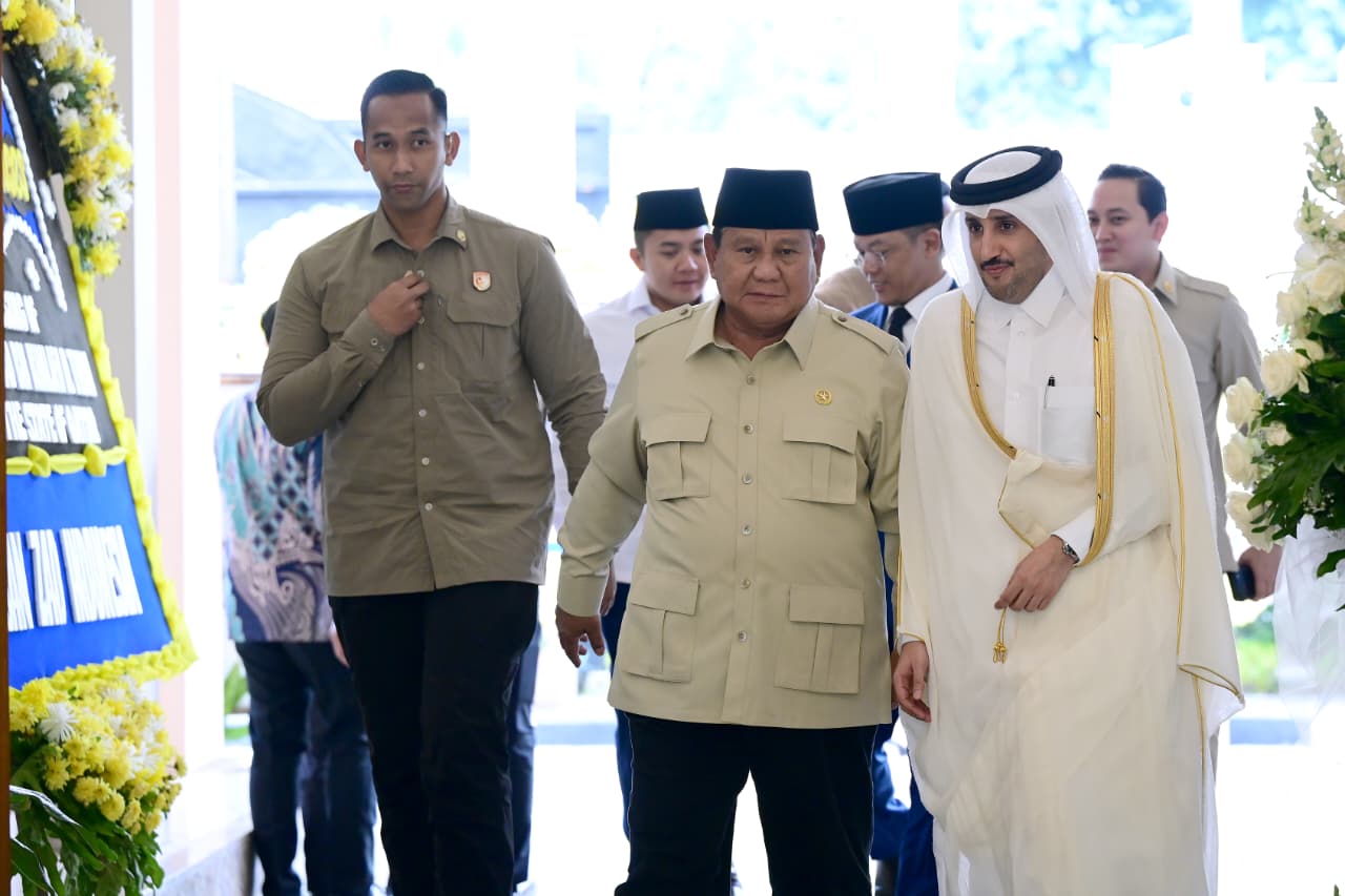Presiden Prabowo Subianto tiba di Kedubes Qatar disambut Duta Besar Negara Qatar Sultan bin Mubarak Saad Al-Dosari. (BeritaNasional/Setpres)