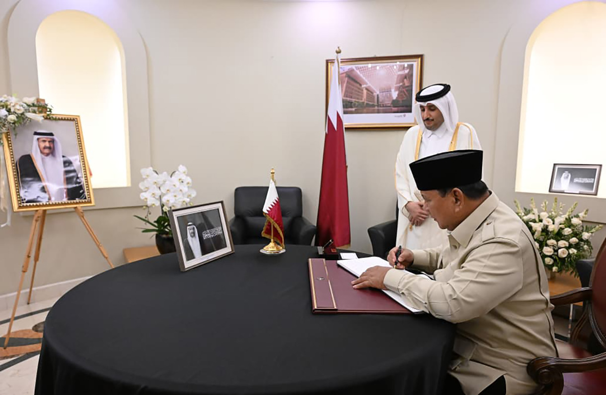 Presiden Prabowo Subianto saat mengisi dan menandatangani Book of Condolence atau buku duka cita di Kedutaan Besar Qatar, Jakarta, pada Rabu (15/7/2026).(Dok. BPMI Setpres)