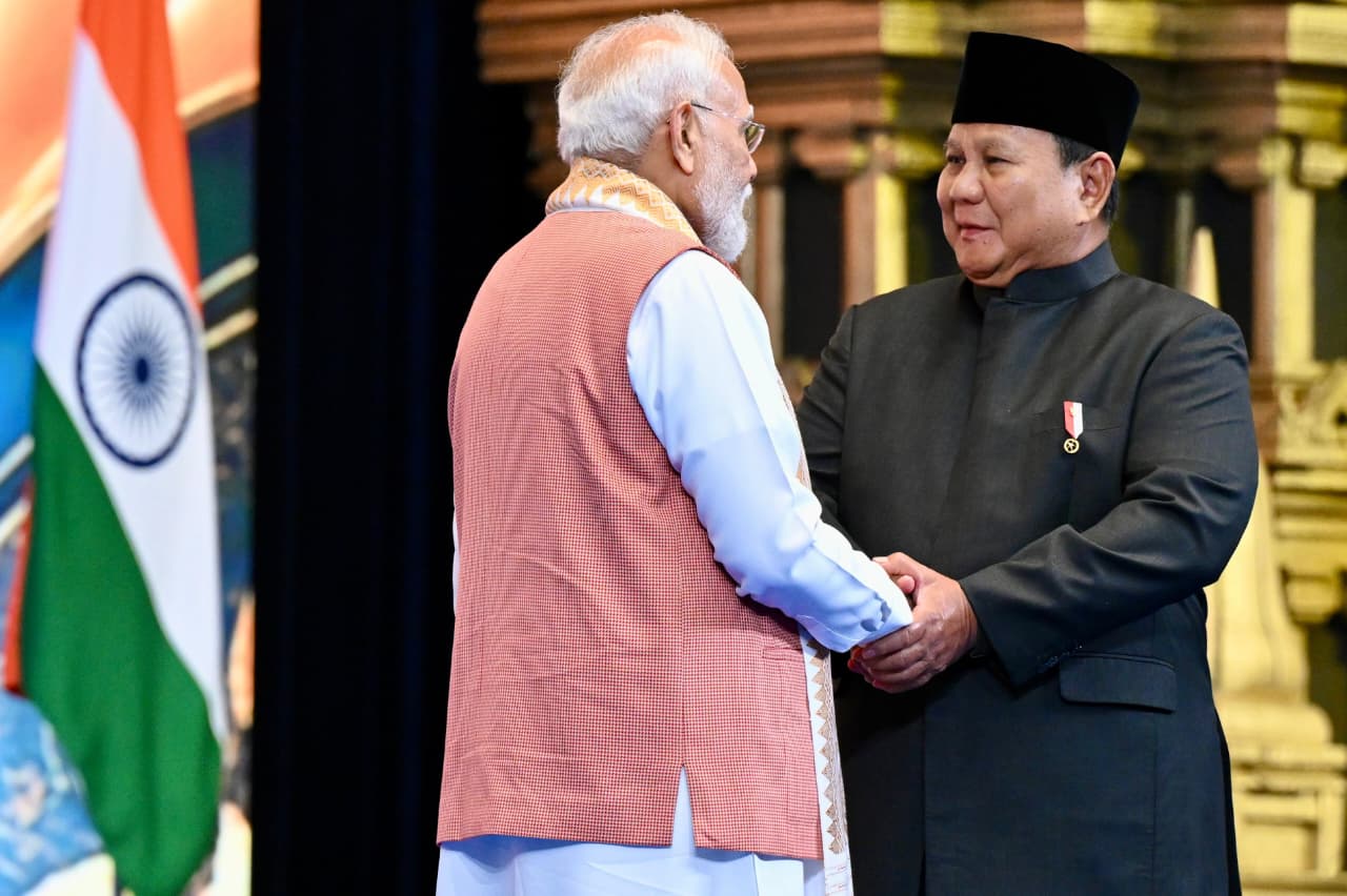 Presiden Prabowo Subianto (kanan) bersama dengan Perdana Menteri India Narendra Modi (kiri). (Foto/BPMI)