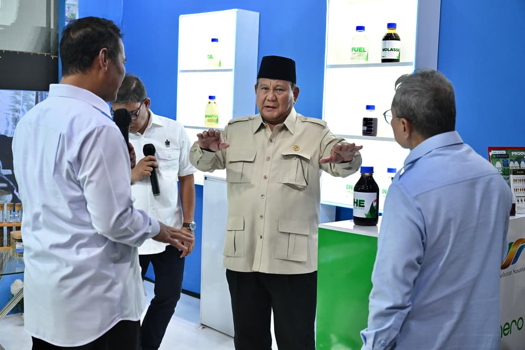 Presiden Prabowo Subianto menyaksikan secara langsung panen raya tebu di Lanud Abdulrachman Saleh, Kabupaten Malang. (Foto/Setpres)