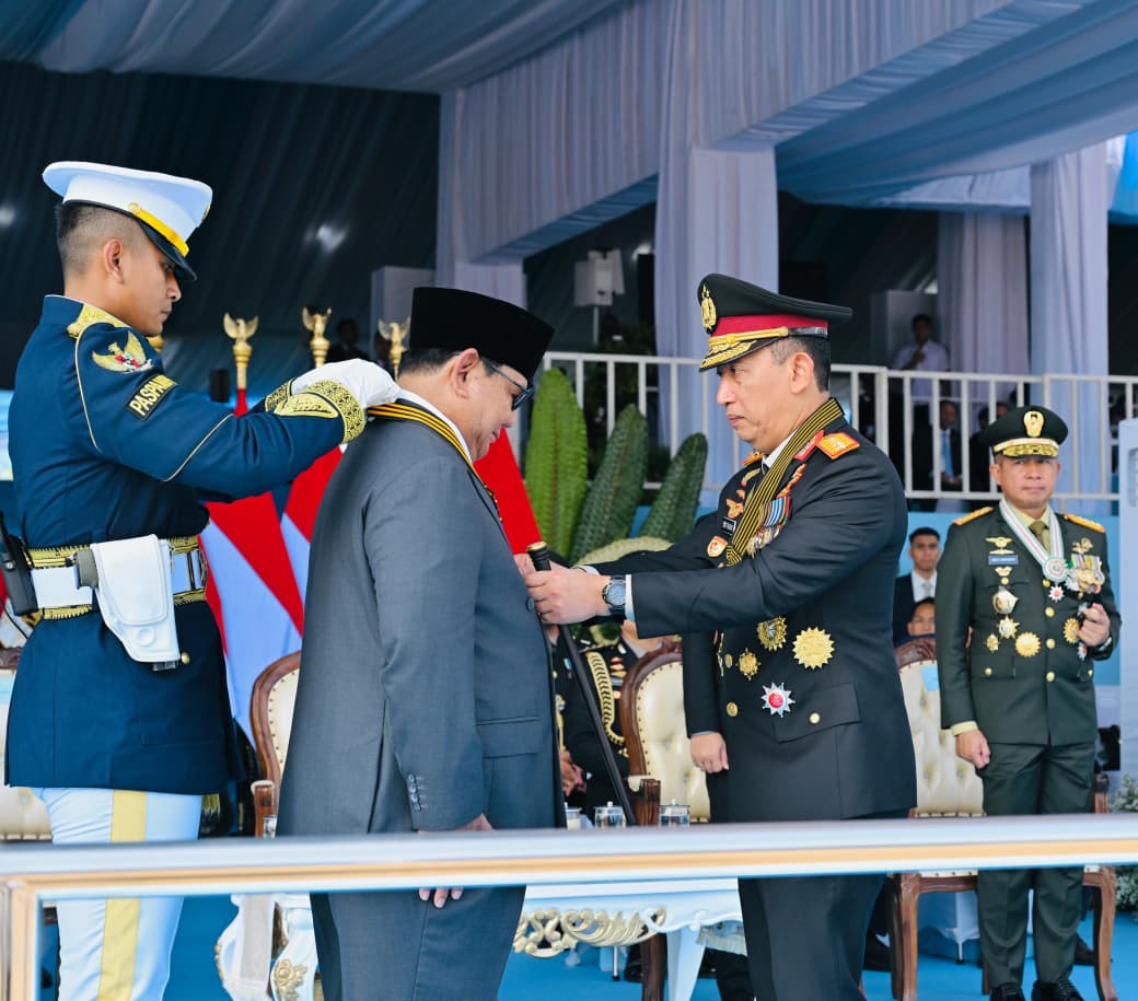 Momen HUT Bhayangkara ke-80, Prabowo diganjar medali Loka Praja Samrakshana. (Foto/Laily Rachev - Biro Pers, Media, dan Informasi Sekretariat Presiden)