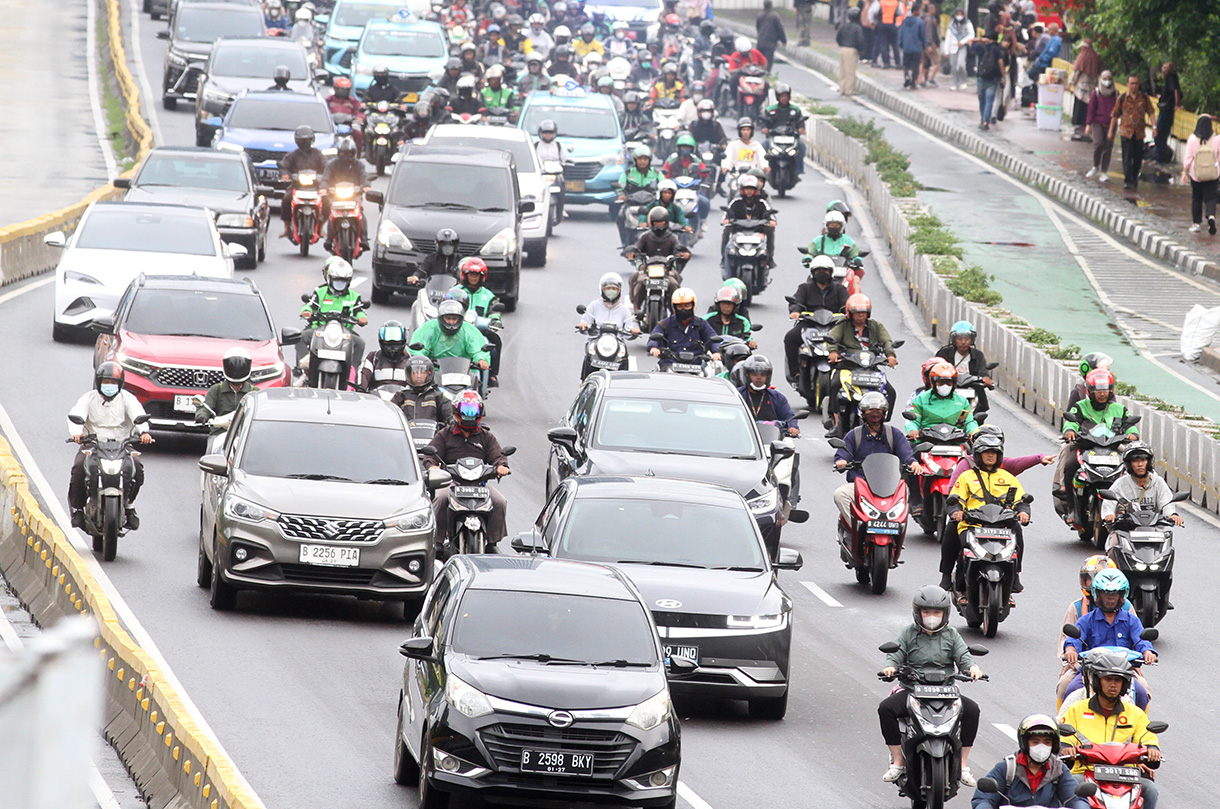 Sejumlah Kendaraan melintas di Jalan Jenderal Sudirman,Jakarta, Kamis(9/6/2026).(Beritanasional.com/Oke Atmaja)