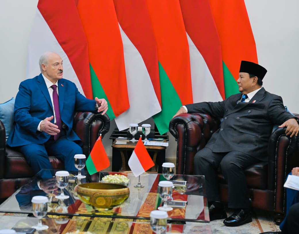 Presiden Belarus Aleksandr Lukashenko berbincang bersama Presiden Prabowo Subianto. (BeritaNasional/Setpres)