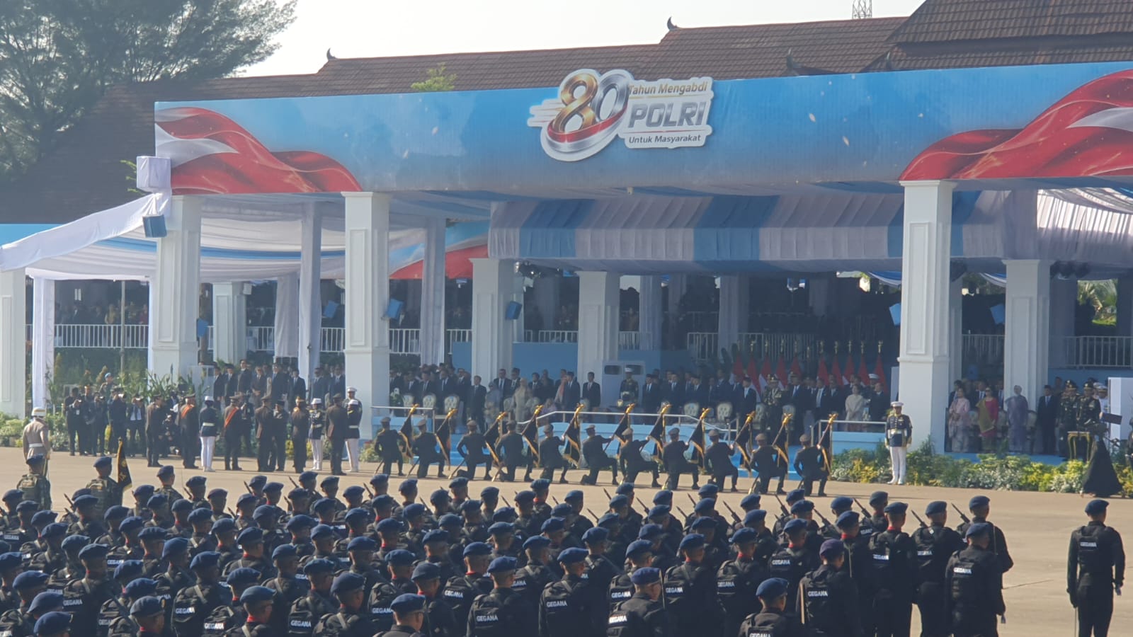 Presiden Prabowo Beri Tanda Kehormatan Bhayangkara Nararya kepada 6 Anggota Polri. (BeritaNasional/Bachtiar)