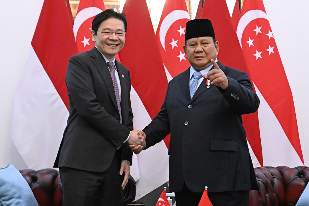 Presiden Prabowo Subianto (kanan) berjabat tangan dengan Perdana Menteri Singapura Lawrence Wong (kiri) saat kunjungan resmi untuk menghadiri Leaders Retreat di Istana Merdeka, Jakarta, Senin (6/7/2026). (Biropers)