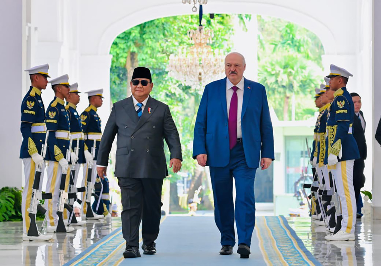 Presiden Prabowo Subianto (kiri) bersama Presiden Belarus Alexandr Lukashenko (kanan) berjalan di Istana Merdeka, Jakarta, Kamis (2/7/2026).(Biropers)
