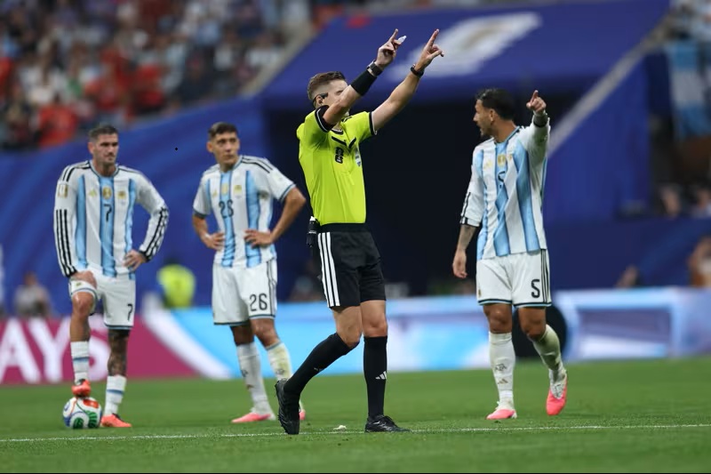 Wasit asal Prancis, Francois Letexier saat memimpin laga Argentina vs Mesir. (Foto/FIFA)