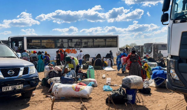 Ribuan WNA berdesakan di kamp pengungsian di tengah protes anti-imigran di Afrika Selatan, Senin (6/7/2026). (BeritaNasional/Viory)