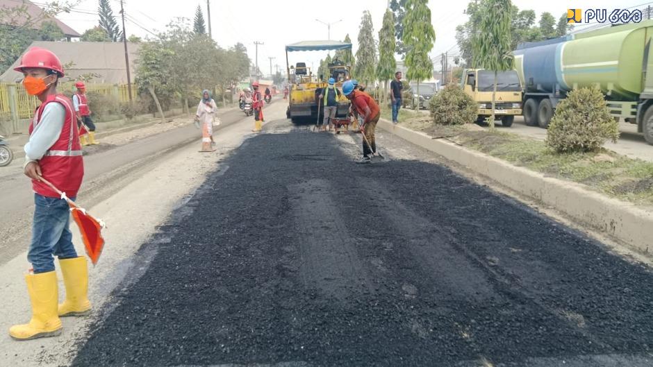 Pengaspalan salah satu jalan di Aceh. (BeritaNasional/KemenPU)