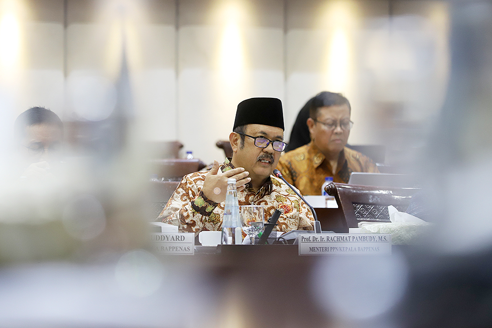 Menteri Perencanaan Pembangunan Nasional (PPN)/Kepala Bappenas Rachmat Pambudy memberika pandangan dalam rapat kerja bersama Komisi XI DPR. (BeritaNasional/Elvis Sendouw)