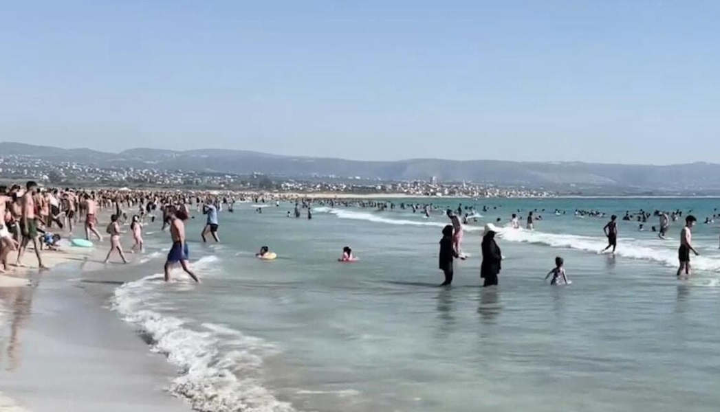 Rakyat Lebanon berwisata di Pantai Tyre, Lebanon selatan, Minggu (19/7/2026). (BeritaNasional/Viory)