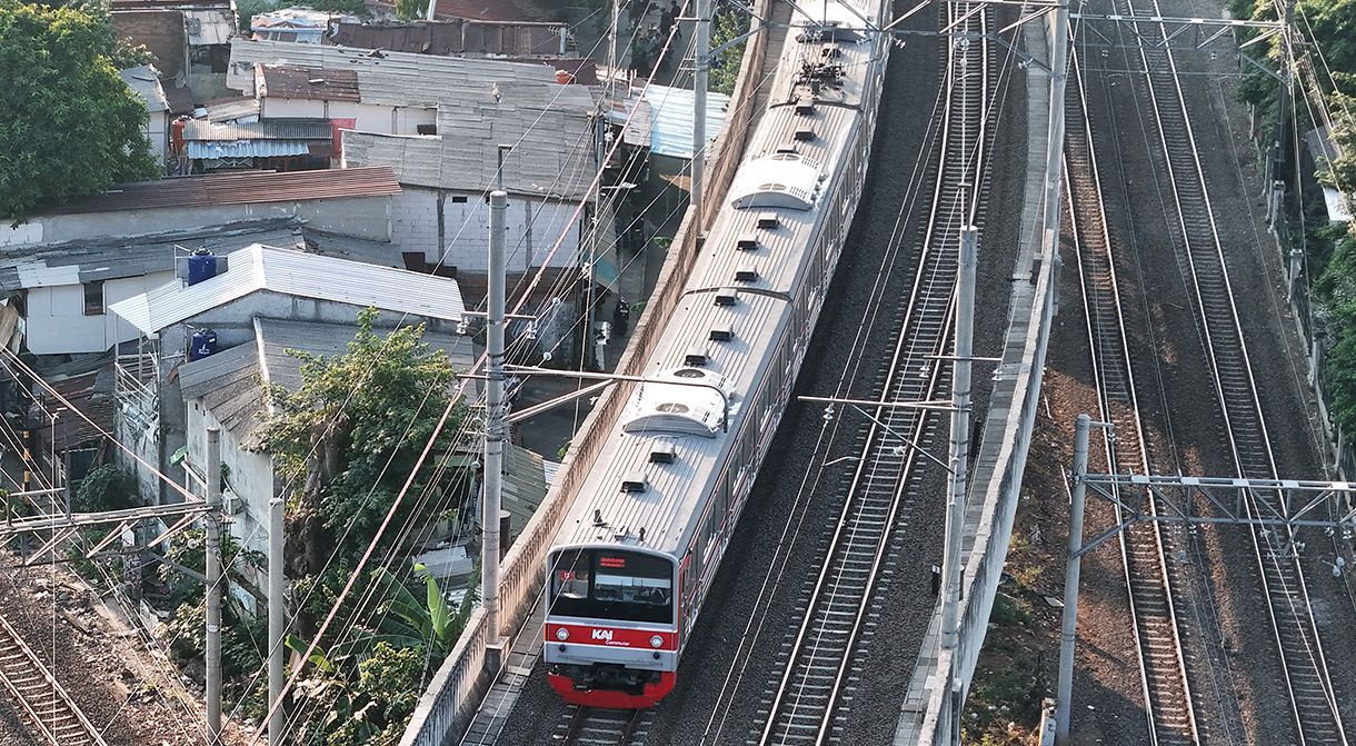 Rangkaian KRL melewati kawasan Manggarai, Jakarta Selatan, Minggu (19/7/2026).(Beritanasional.com/Oke Atmaja)