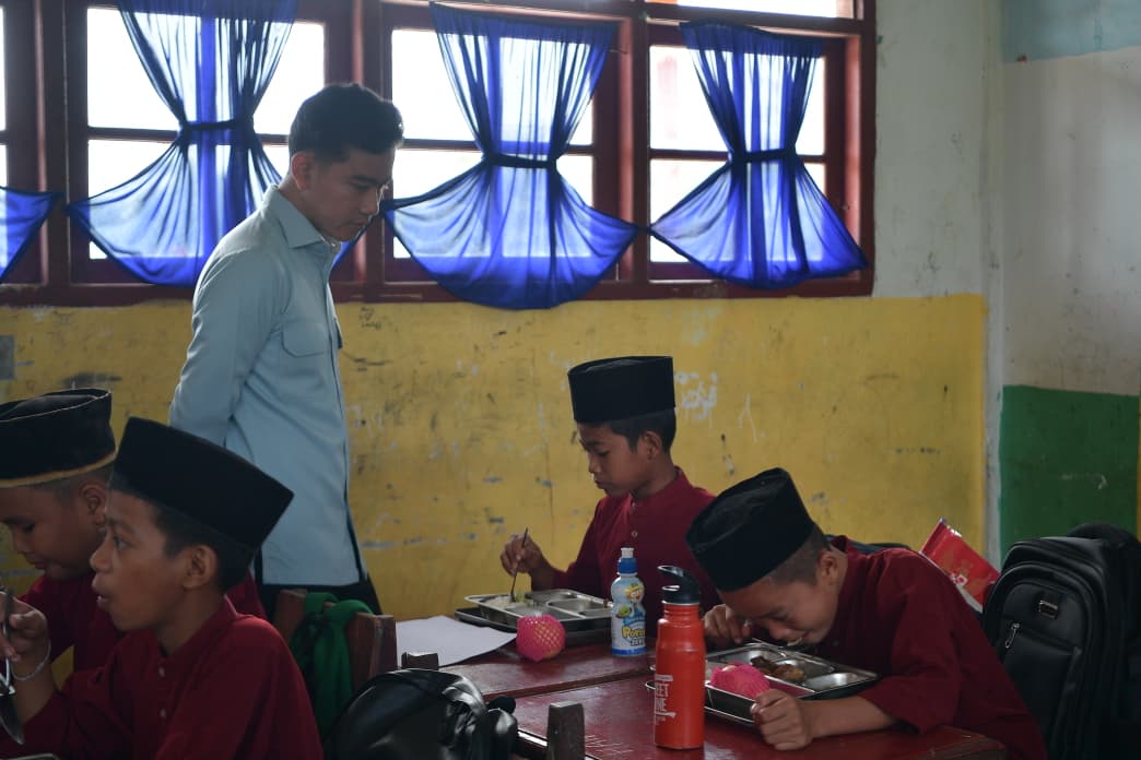Wakil Presiden (Wapres) Gibran Rakabuming kunjungan ke SDN 016 Serusa Parit Aman, Rokan Hilir, Riau. (BeritaNasional/Elvis/HO Setwapres)