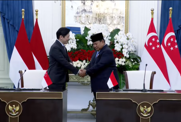 Presiden RI Prabowo Subianto (kanan) dengan PM Singapura Lawrence Wong (kanan) usai pertemuan bilateral di Istana Negara, Jakarta, Senin (6/7/2026). (BeritaNasional/YT Setpres)