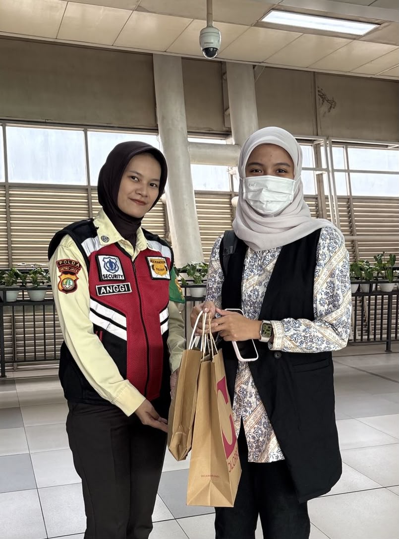 Barang penumpang KRL yang tertinggal dikembalikan kepada pemiliknya. (BertikaNasional/dok KRL)