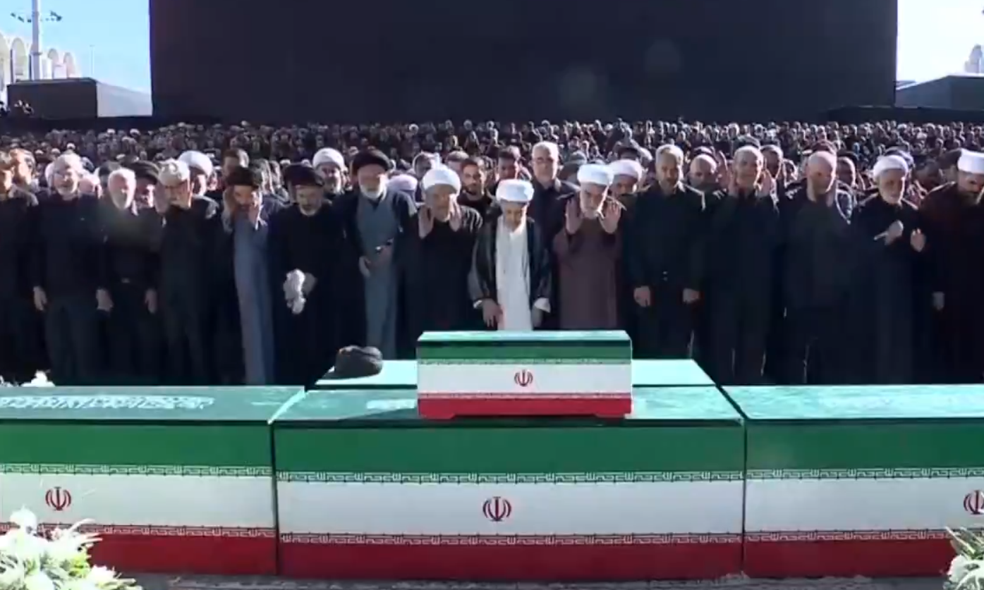 Salat jenazah untuk Pemimpin Tertinggi Iran Ali Khamenei di Teheran, Sabtu (4/7/2026). (BeritaNasional/X Avash News)