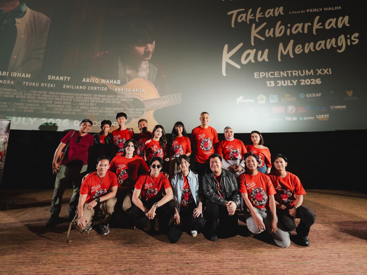 Para pemain film Takkan Kubiarkan Kau Menangis saat gala premiere di Epicentrum XXI, Kuningan, Jakarta. (Foto/Ist)