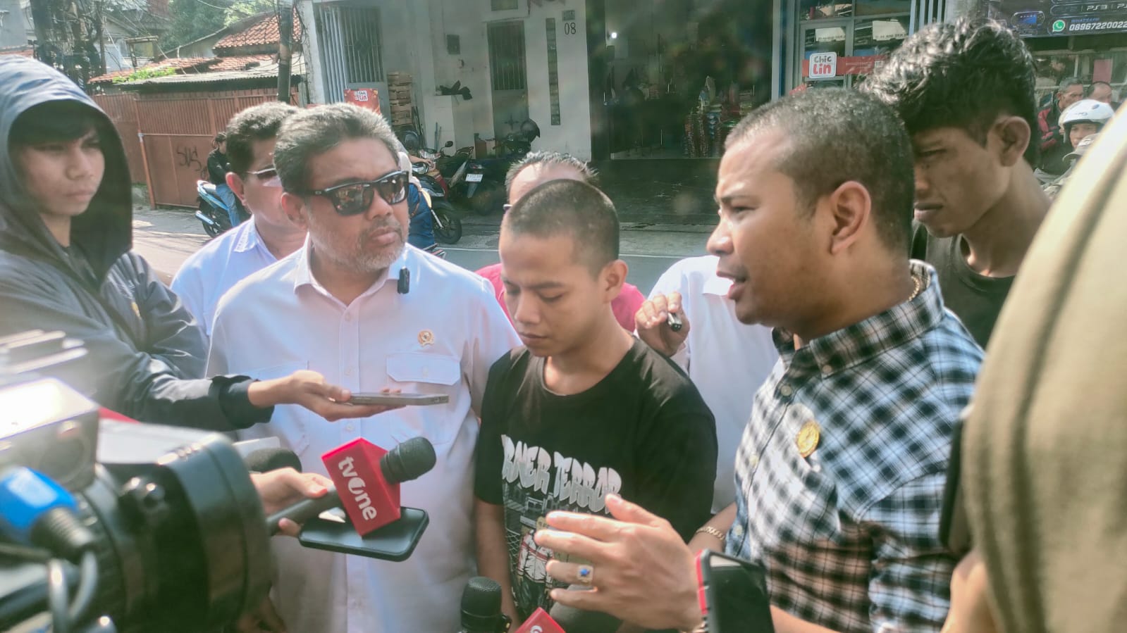 Penasihat Khusus Presiden RI Bidang Ketenagakerjaan dan Kesejahteraan Buruh  Said Iqbal bersama buruh korban penyekapan. (BeritaNasional/istimewa)