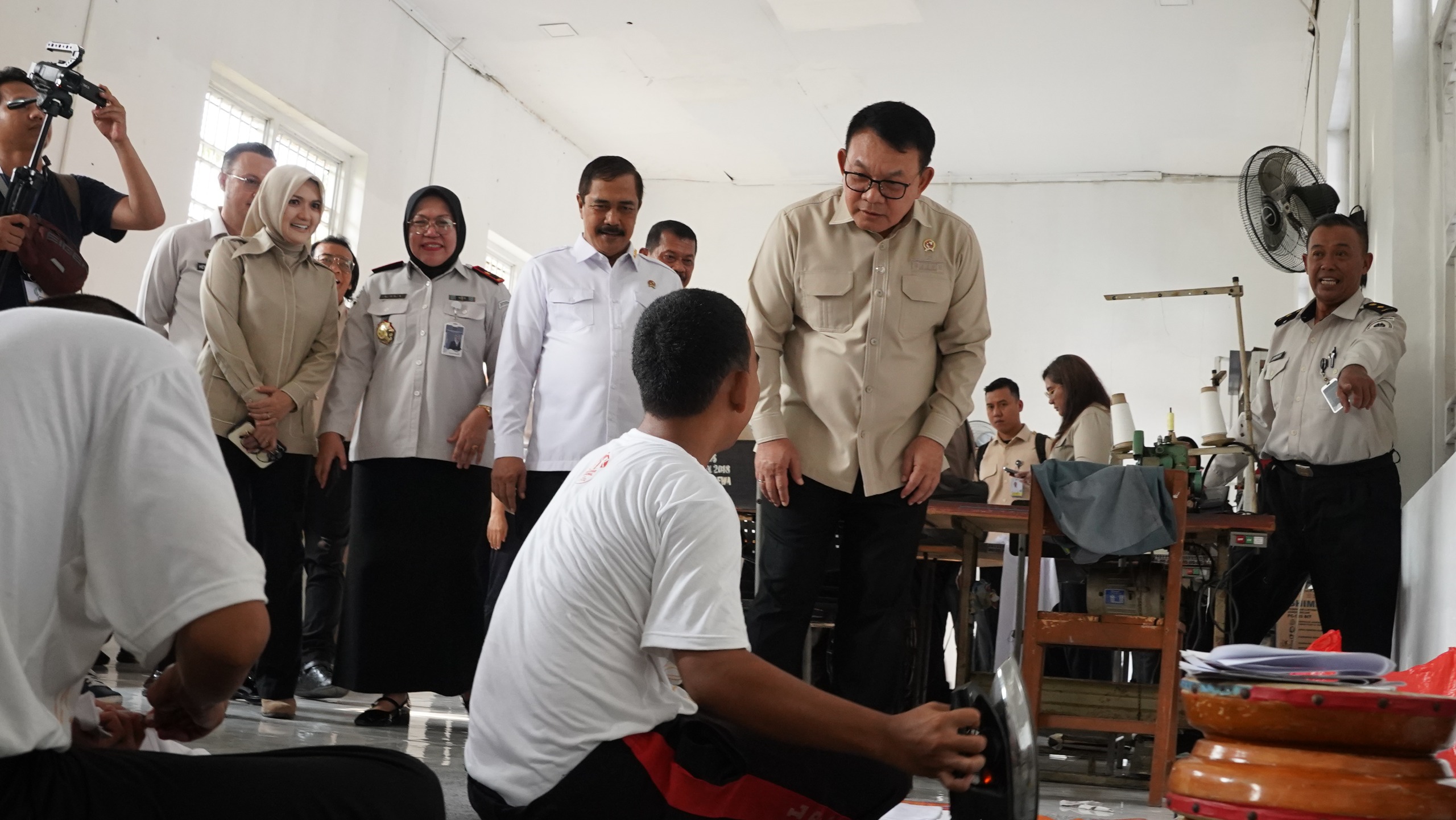 Menimipas Agus Andrianto dan Kepala KSP Jenderal TNI (Purn) Dudung Abdurachman berbicara dengan salah satu anak binaan. (BeritaNasional/istimewa)