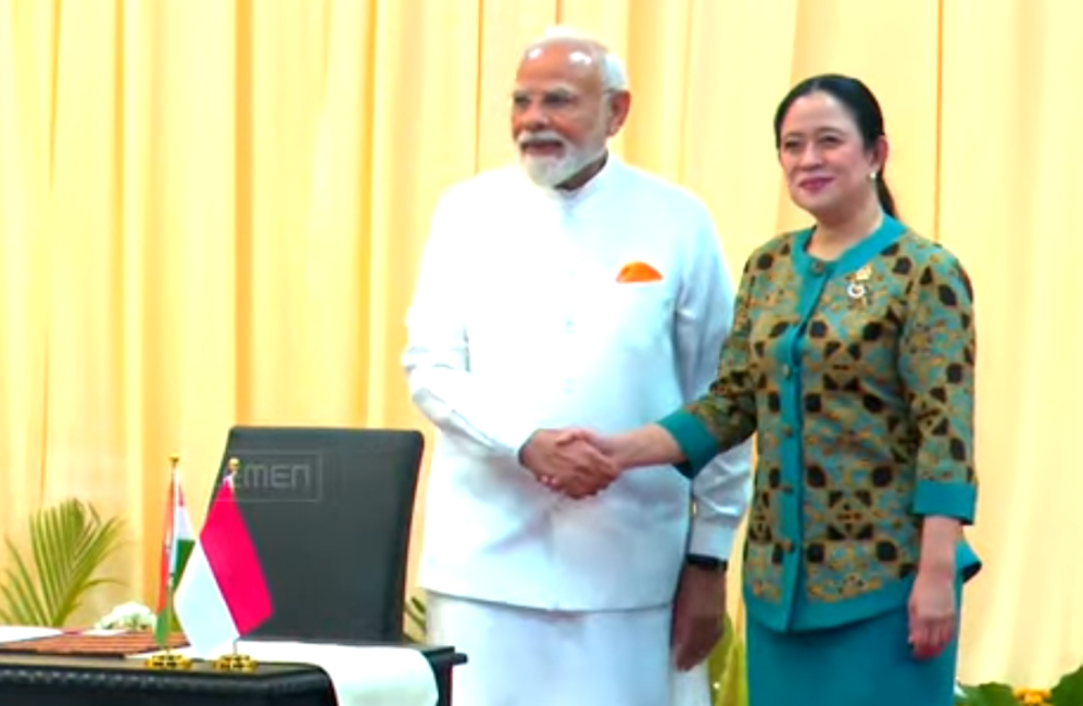 Ketua DPR Puan Maharani bersalaman dengan Perdana Menteri (PM) India Narendra Modi. (BeritaNasional/Ahda)