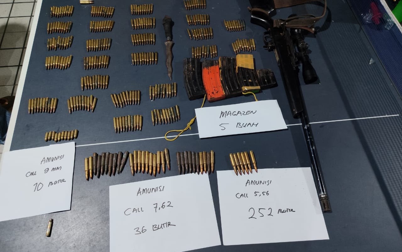 Barang bukti kasus jual beli senjata api ilegal di Yahukimo, Papua. (Foto/Ist)