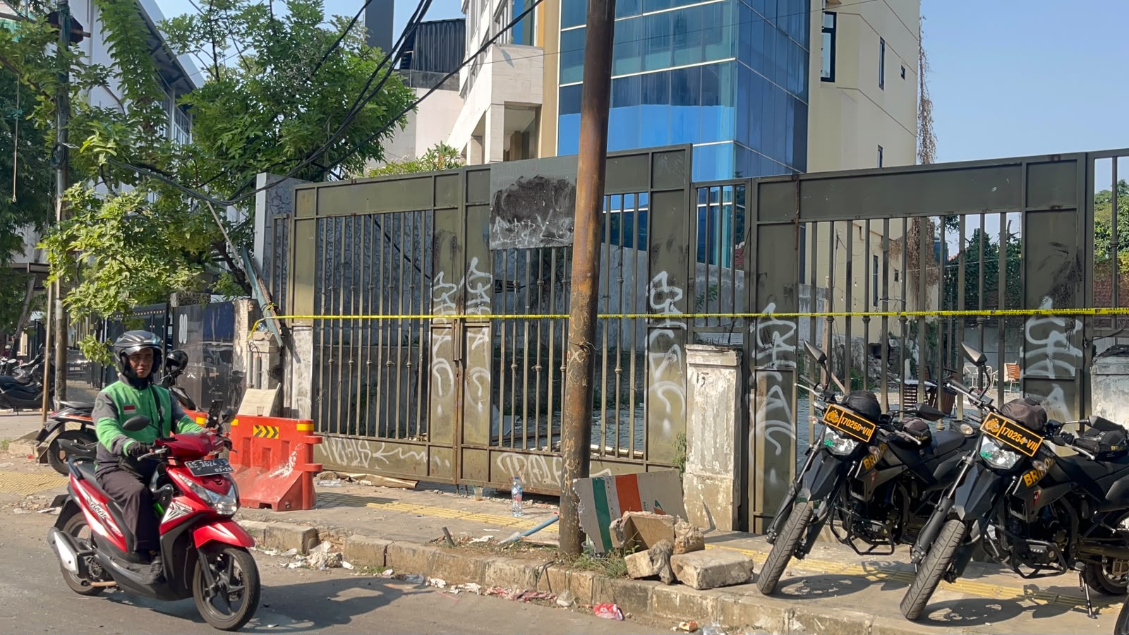 Lokasi di Jalan Proklamasi, Menteng, Jakpus, usai bentrokan antar-kelompok pada Minggu (26/7/2026). (BeritaNasional/Bachtiar)