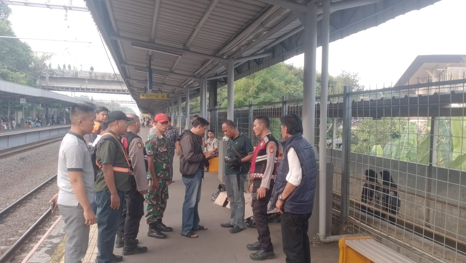 Polisi turun tangan menyelidiki seorang pria tewas tertemper KRL di Stasiun Jurangmangu, Tangsel. (Foto/Ist)