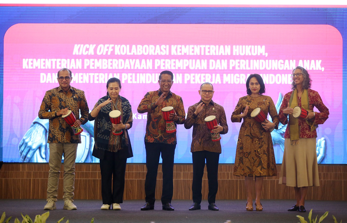 Menteri Hukum Supratman Andi Agtas (ketiga kiri) bersama Menteri Perlindungan Pekerja Migran Indonesia Mukhtarudin (ketiga kanan), Wakil Menteri Pemberdayaan Perempuan dan Perlindungan Anak Veronica Tan (kedua kiri), Wakil Menteri Hukum Edward Omar Sharif Hiariej (kiri), Wakil Menteri Perlindungan Pekerja Migran Indonesia Christina Aryani (kedua kanan) dan Wakil Duta Besar Australia untuk Indonesia Gita Kamath (kanan) berfoto bersama saat kick off kolaborasi dan kerja sama antar Kementerian di Kementerian Hukum, Jakarta, Kamis (23 Juli 2026).  (Beritanasional.com/Oke Atmaja)