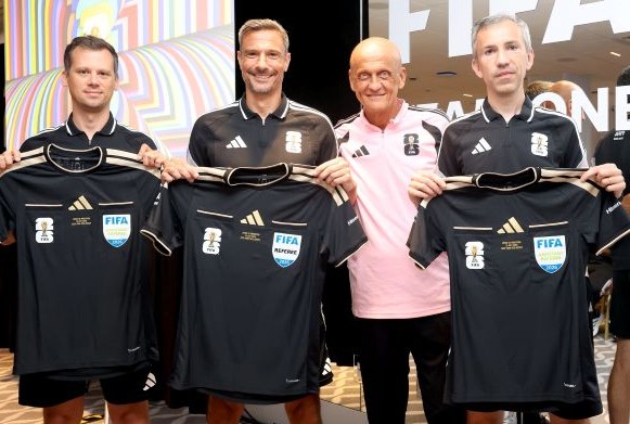 Jajaran wasit yang akan memimpin laga final Piala Dunia 2026 bersama Pierluigi Collina (dua dari kanan). (Foto/FIFA)