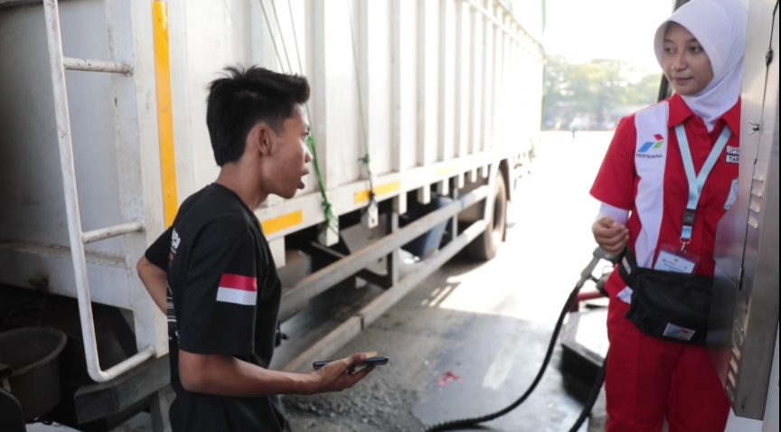 Salah seorang sopir truk membeli BBM saat peluncuran program B50. (Foto/Ist)