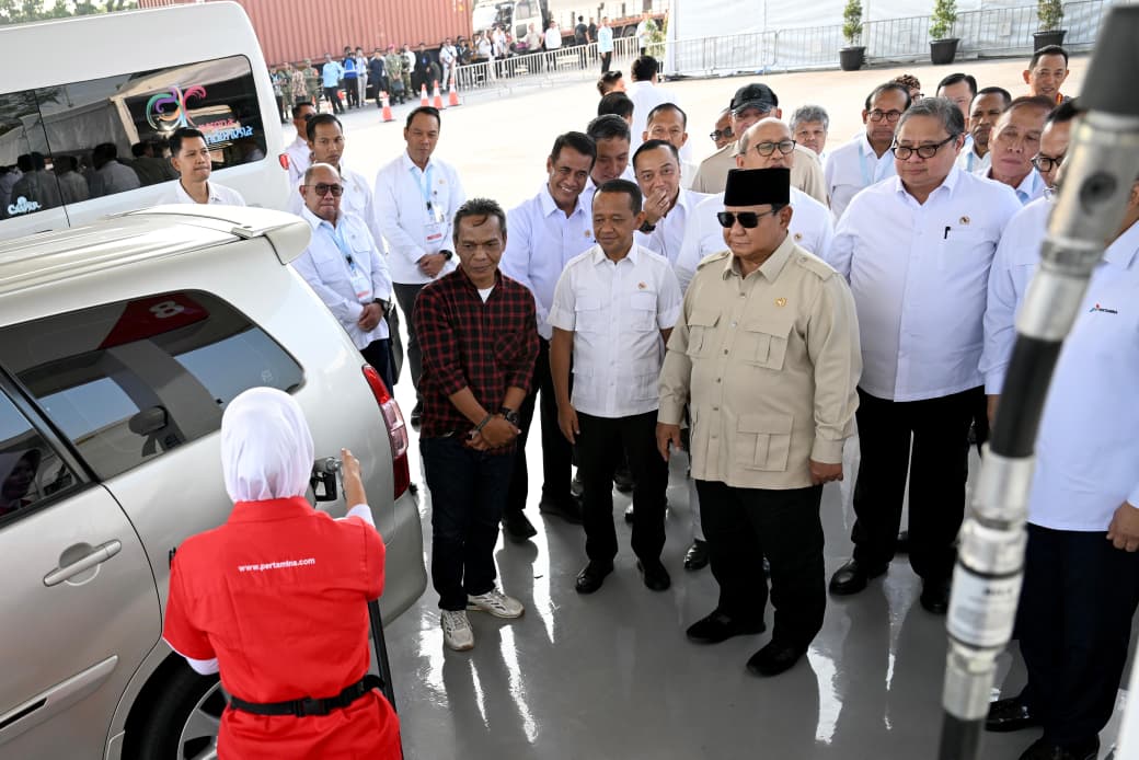 Presiden Prabowo Subianto (tengah) bersama masyarakat saat peluncuran program B50 di SPBU wilayah Karawang, Jabar. (Foto/BPMI)