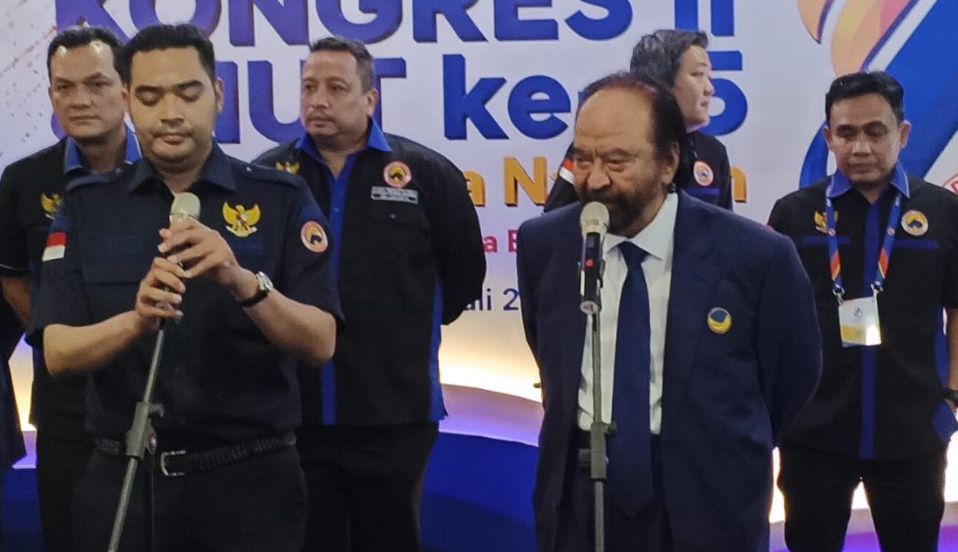 Ketum partai NasDem Surya Paloh bersama putranya Prananda memberikan keterangan pers. (BeritaNasional/Bachtiarudin)